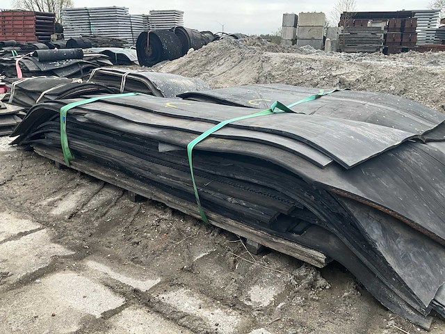 Partij rubber diverse afmetingen circa 500m2 - afbeelding 1 van  6