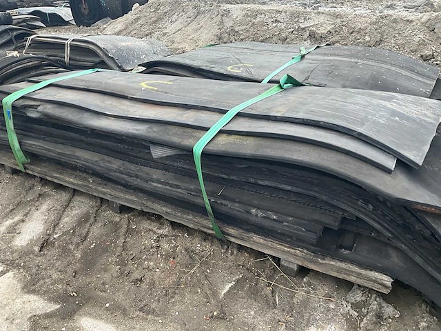 Partij rubber diverse afmetingen circa 500m2 - afbeelding 2 van  6