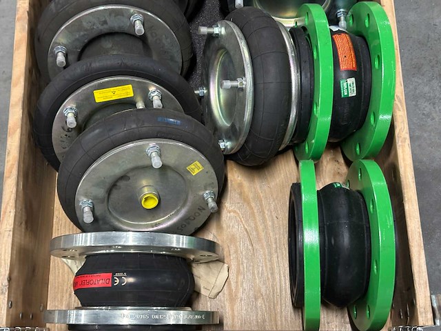 Partij rubber expansiestukken / trillingsdempers met flenzen - afbeelding 5 van  5