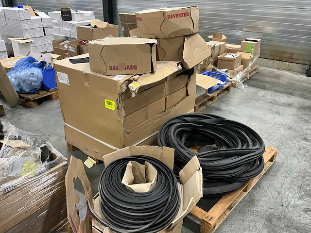 Partij rubberen afdichtingsprofielen - afbeelding 1 van  10