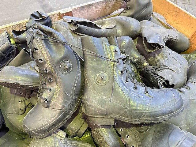 Partij rubberen legerlaarzen voor extreem koud weer - afbeelding 1 van  4