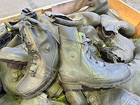 Partij rubberen legerlaarzen voor extreem koud weer - afbeelding 1 van  4