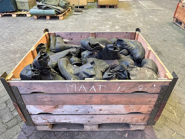 Partij rubberen legerlaarzen voor extreem koud weer - afbeelding 4 van  4