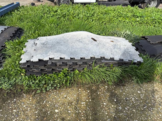 Partij rubberen stalmatten met noppen - rubber - afbeelding 3 van  8