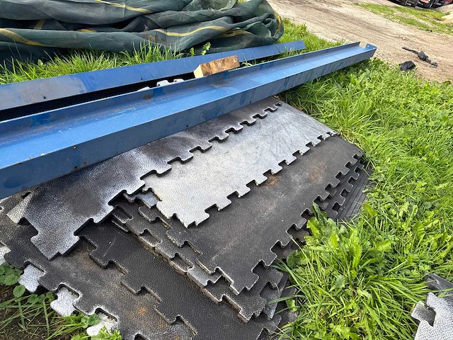 Partij rubberen stalmatten met noppen - rubber - afbeelding 5 van  8