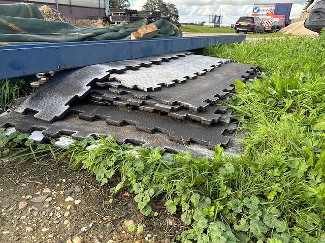 Partij rubberen stalmatten met noppen - rubber - afbeelding 6 van  8