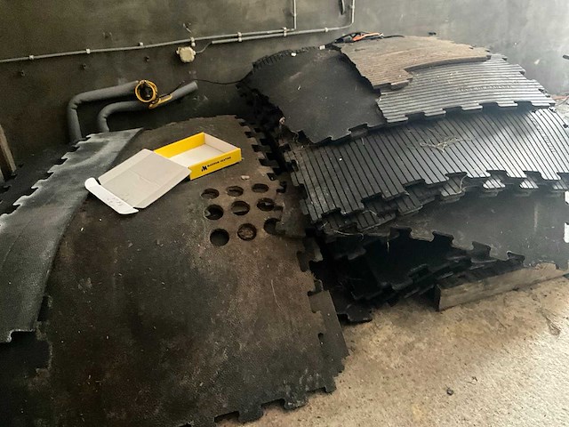 Partij rubberen stalmatten met noppen - rubber - afbeelding 4 van  12