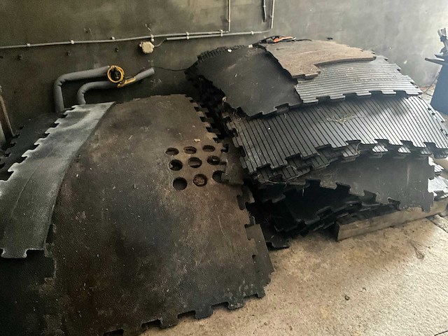 Partij rubberen stalmatten met noppen - rubber - afbeelding 1 van  12