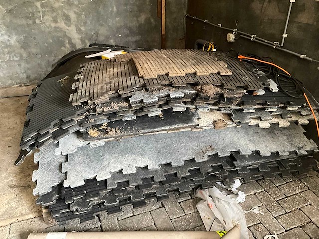 Partij rubberen stalmatten met noppen - rubber - afbeelding 5 van  12