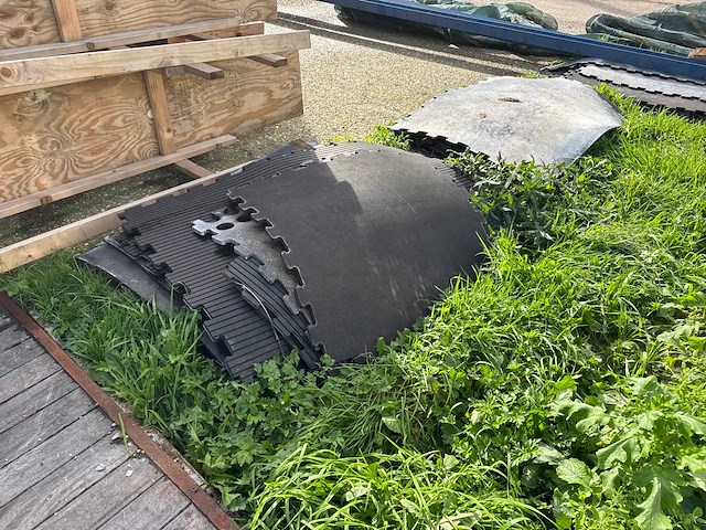 Partij rubberen stalmatten met noppen - rubber - afbeelding 6 van  12