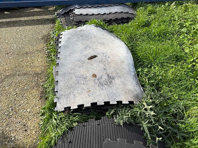 Partij rubberen stalmatten met noppen - rubber - afbeelding 8 van  12