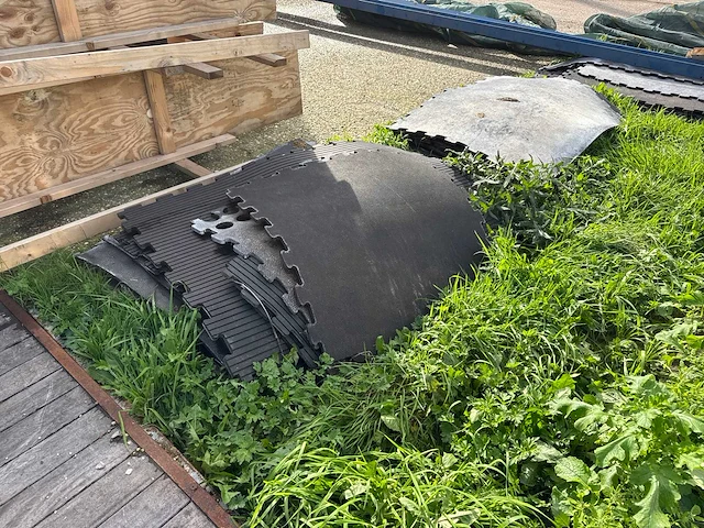Partij rubberen stalmatten met noppen - rubber - afbeelding 6 van  12
