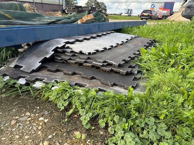 Partij rubberen stalmatten met noppen - rubber - afbeelding 4 van  12