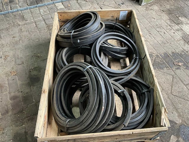 Partij rubberen strippen op rol - afbeelding 1 van  8