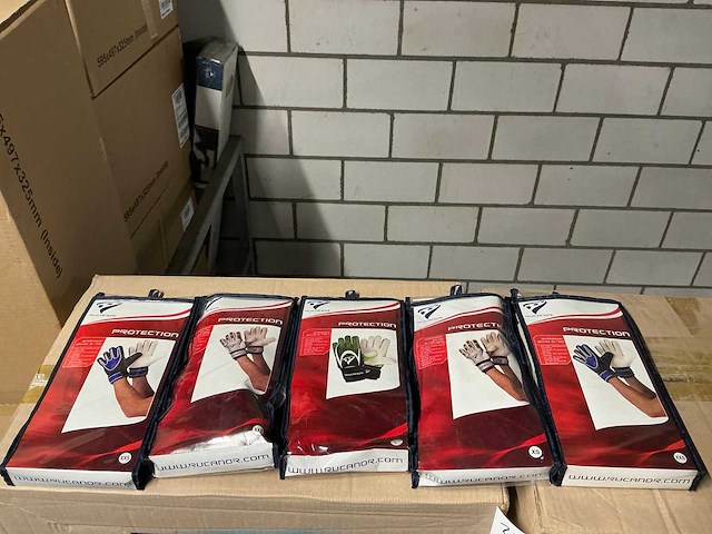 Partij rucanor keepershandschoenen (270x) - afbeelding 1 van  7