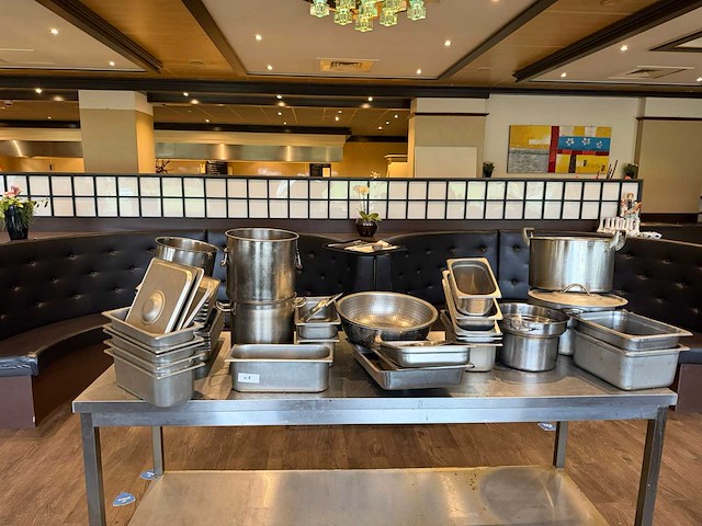 Partij rvs bakken, pannen en schalen - afbeelding 1 van  9