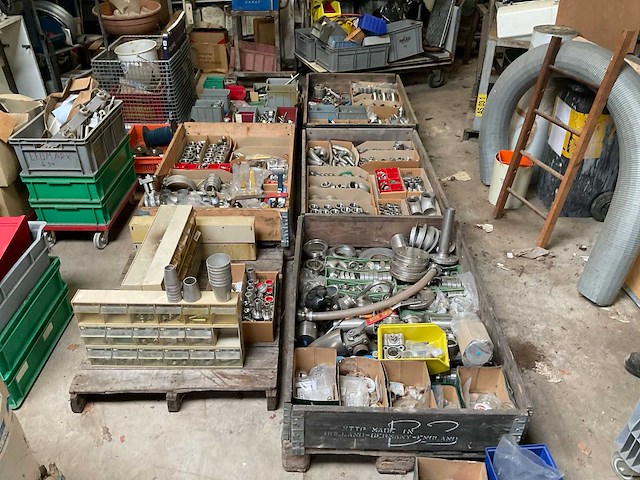 Partij rvs installatiemateriaal - afbeelding 1 van  7