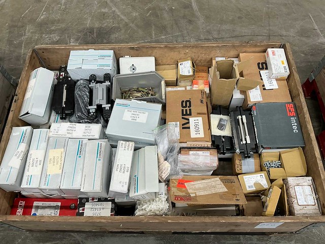 Partij saloondeur scharnieren, bevestigingsmiddelen en divers - afbeelding 1 van  12