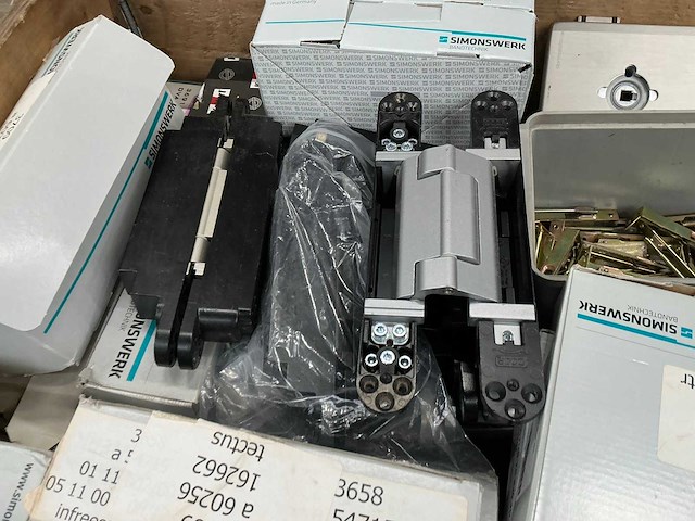 Partij saloondeur scharnieren, bevestigingsmiddelen en divers - afbeelding 5 van  12