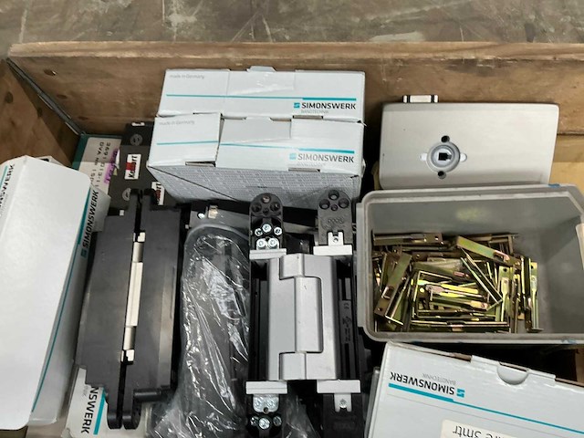 Partij saloondeur scharnieren, bevestigingsmiddelen en divers - afbeelding 6 van  12