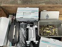 Partij saloondeur scharnieren, bevestigingsmiddelen en divers - afbeelding 6 van  12