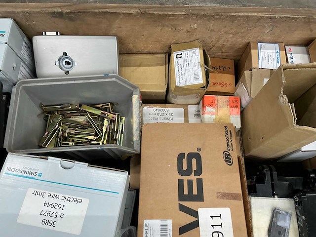 Partij saloondeur scharnieren, bevestigingsmiddelen en divers - afbeelding 7 van  12