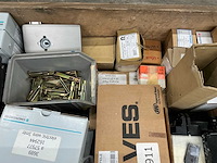 Partij saloondeur scharnieren, bevestigingsmiddelen en divers - afbeelding 7 van  12