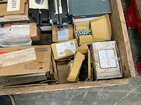 Partij saloondeur scharnieren, bevestigingsmiddelen en divers - afbeelding 10 van  12