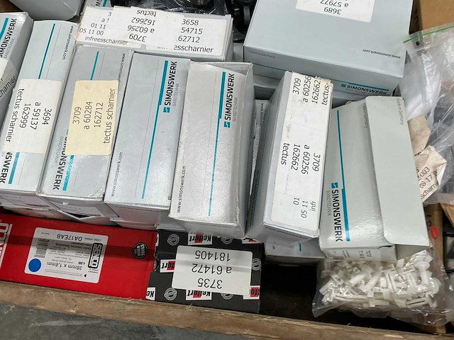 Partij saloondeur scharnieren, bevestigingsmiddelen en divers - afbeelding 12 van  12