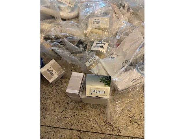 Partij sanitair - grohe- geberit - valliant -villeroy&boch - afbeelding 4 van  6