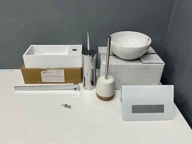 Partij sanitair accessoires - afbeelding 1 van  8