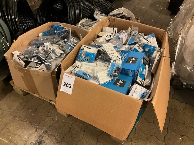 Partij sanitair accessoires - afbeelding 1 van  3