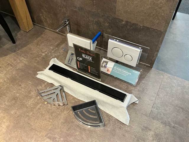 Partij sanitair benodigdheden - afbeelding 1 van  8