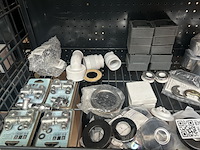 Partij sanitair en badkameraccessoires - afbeelding 2 van  7
