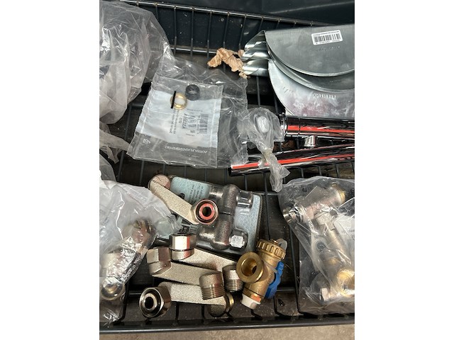 Partij sanitair en badkameraccessoires - afbeelding 4 van  8