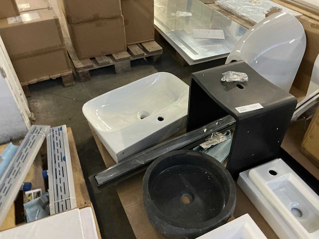 Partij sanitair en toebehoren - afbeelding 1 van  3