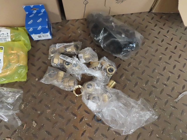 Partij sanitair toebehoren - afbeelding 2 van  10