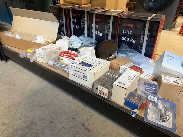 Partij sanitair/badkamer accessoires en toebehoren w.o. clou, grohe, hansgrohe, fischer - afbeelding 1 van  7