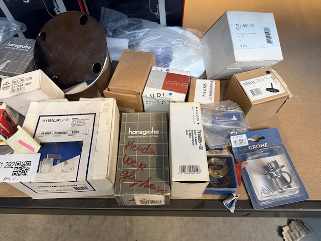 Partij sanitair/badkamer accessoires en toebehoren w.o. clou, grohe, hansgrohe, fischer - afbeelding 2 van  7