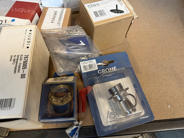 Partij sanitair/badkamer accessoires en toebehoren w.o. clou, grohe, hansgrohe, fischer - afbeelding 4 van  7