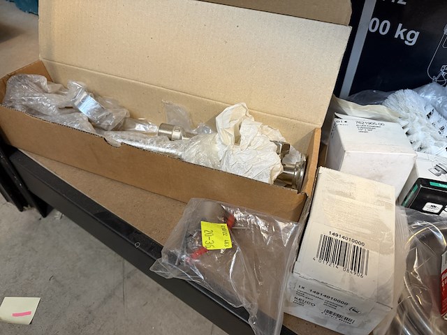 Partij sanitair/badkamer accessoires en toebehoren w.o. clou, grohe, hansgrohe, fischer - afbeelding 7 van  7