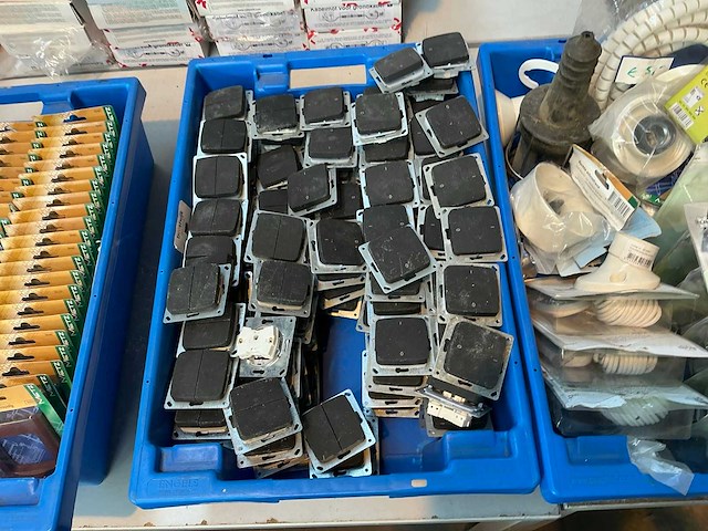 Partij schakel en aansluitmateriaal - afbeelding 14 van  42