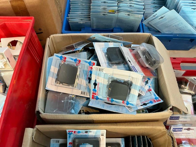 Partij schakel en aansluitmateriaal - afbeelding 41 van  42