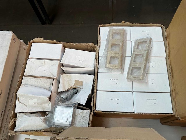 Partij schakel en aansluitmateriaal - afbeelding 2 van  19