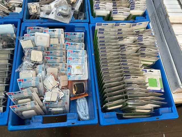 Partij schakel en aansluitmateriaal - afbeelding 15 van  19