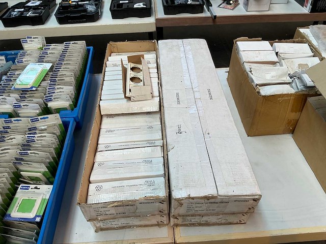 Partij schakel en aansluitmateriaal - afbeelding 17 van  19
