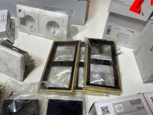 Partij schakelaars, stopcontacten & afdekplaten - afbeelding 10 van  25