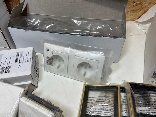 Partij schakelaars, stopcontacten & afdekplaten - afbeelding 11 van  25