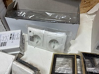 Partij schakelaars, stopcontacten & afdekplaten - afbeelding 11 van  25