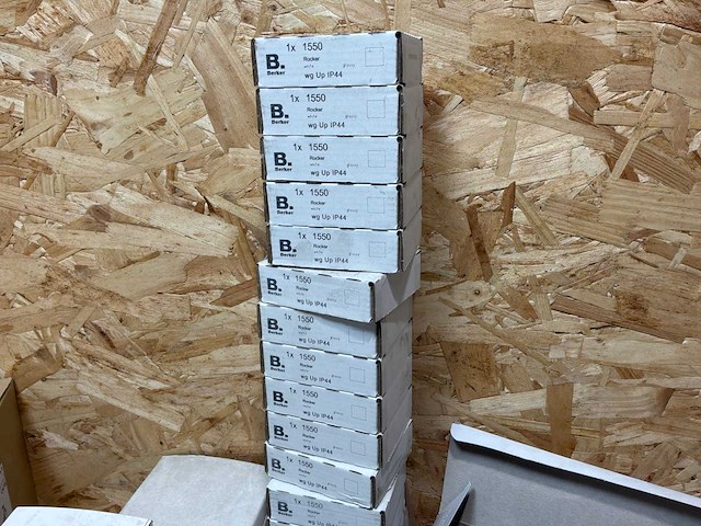 Partij schakelaars, stopcontacten & afdekplaten - afbeelding 14 van  25